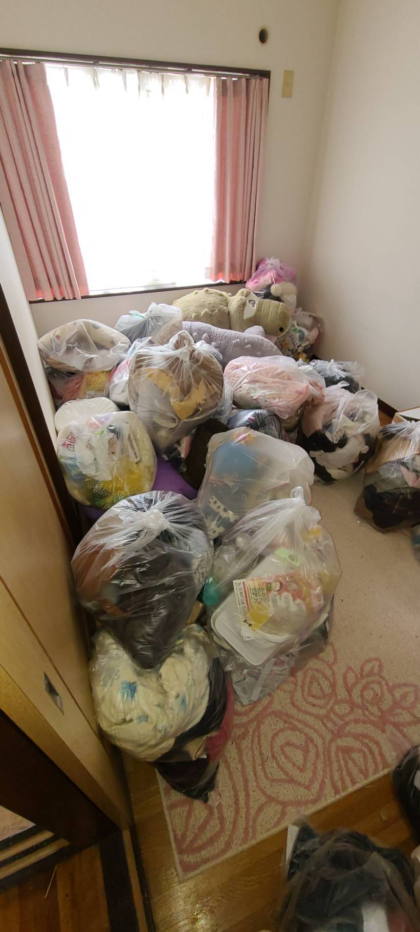 東京都大田区40代女性　ゴミ屋敷の片付けと趣味のお品の買取依頼です